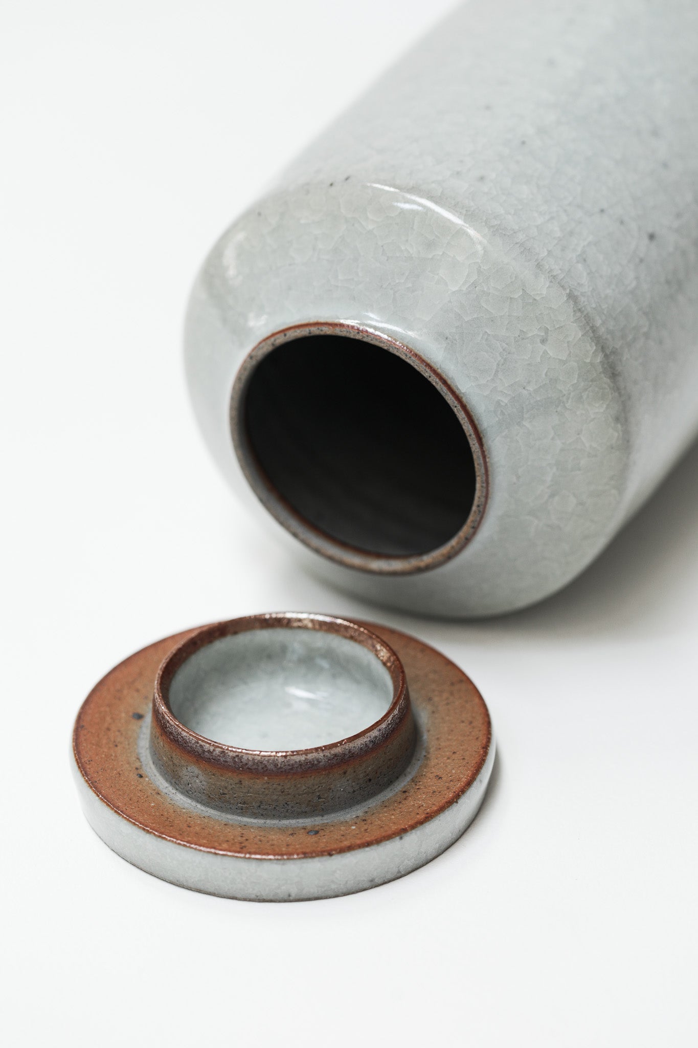 Florian Gadsby: Cylindrical Lidded Urn