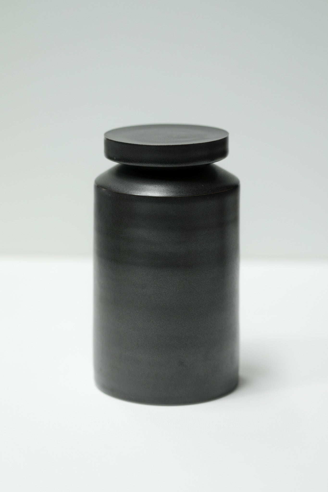 Florian Gadsby: Cylindrical Lidded Jar