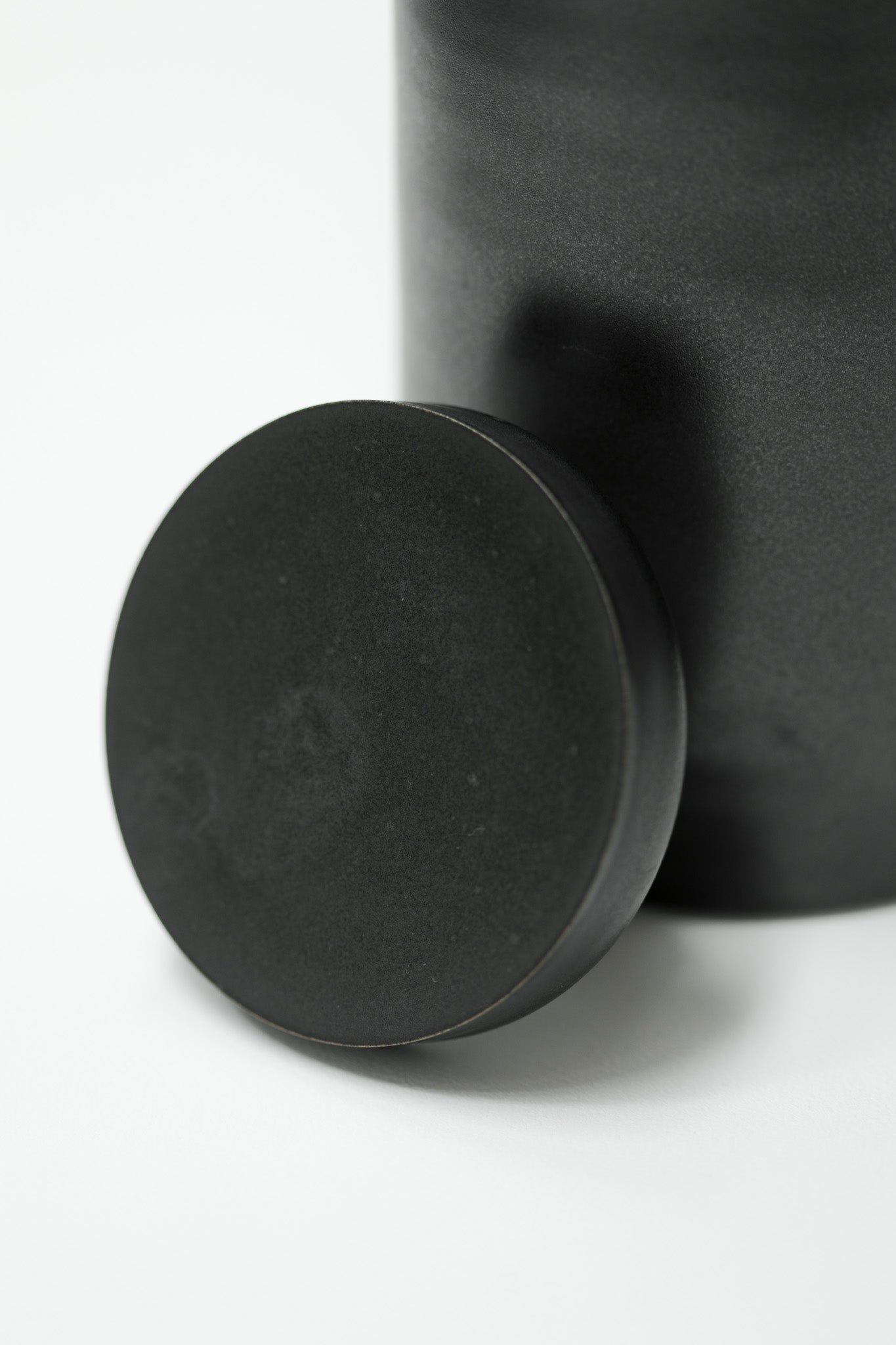 Florian Gadsby: Cylindrical Lidded Jar
