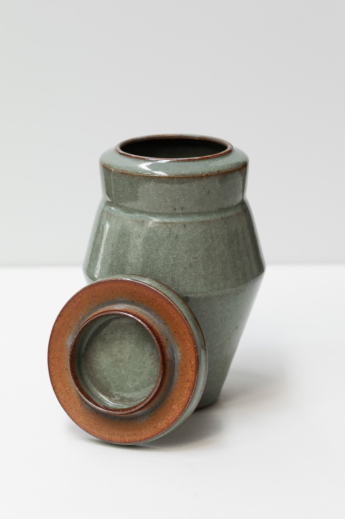 Florian Gadsby: Angular Stepped Lidded Jar