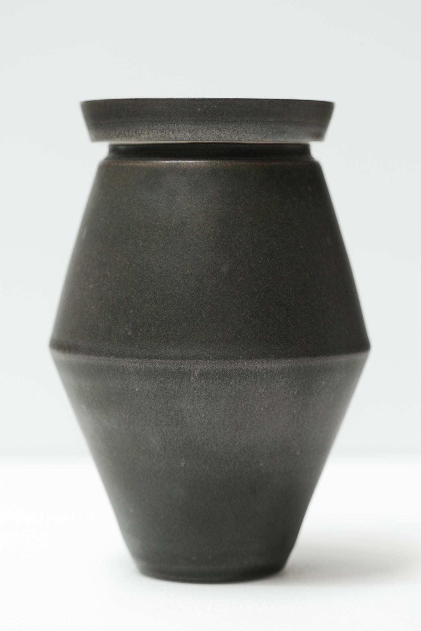 Florian Gadsby: Angular Lidded Urn