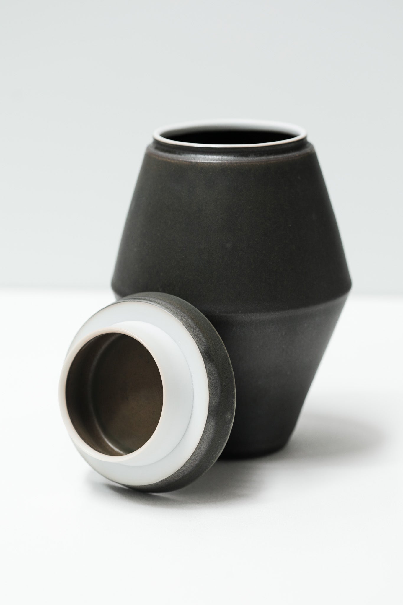 Florian Gadsby: Angular Lidded Urn