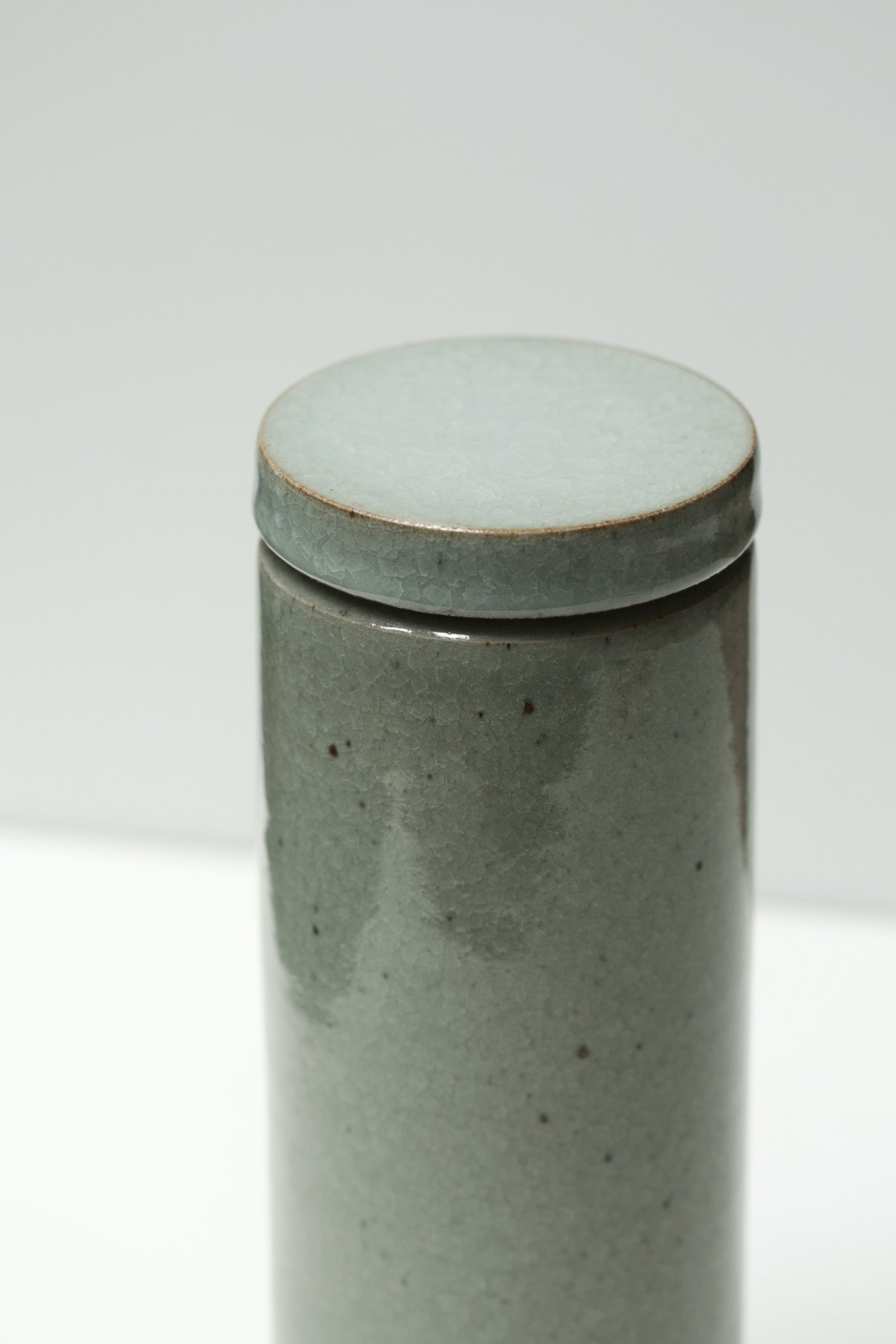 Florian Gadsby: Tall Cylindrical Lidded Jar