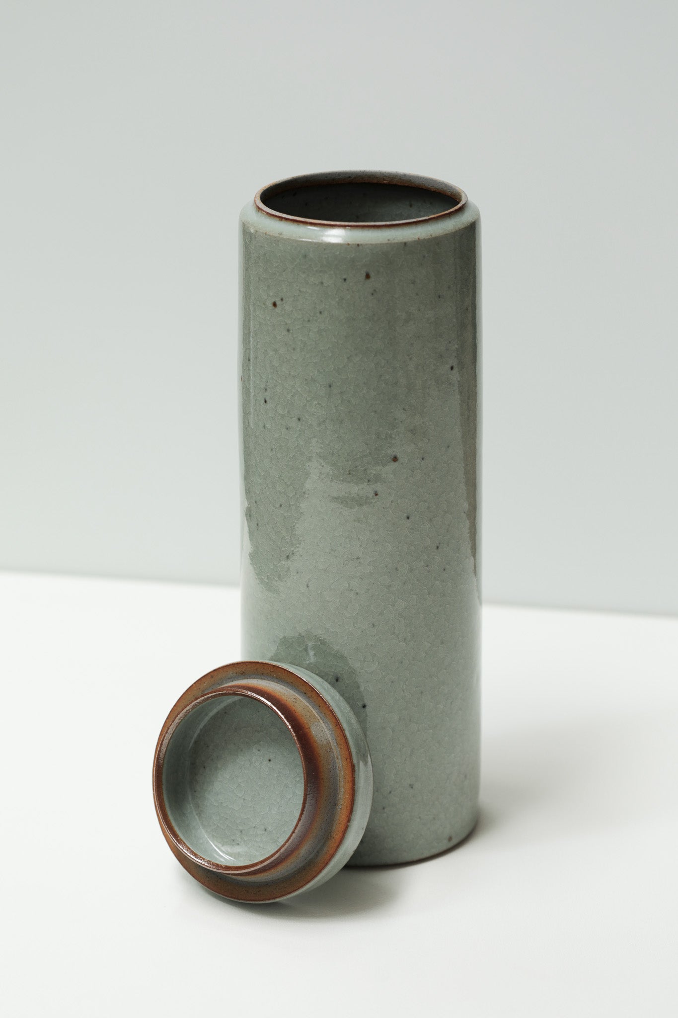 Florian Gadsby: Tall Cylindrical Lidded Jar