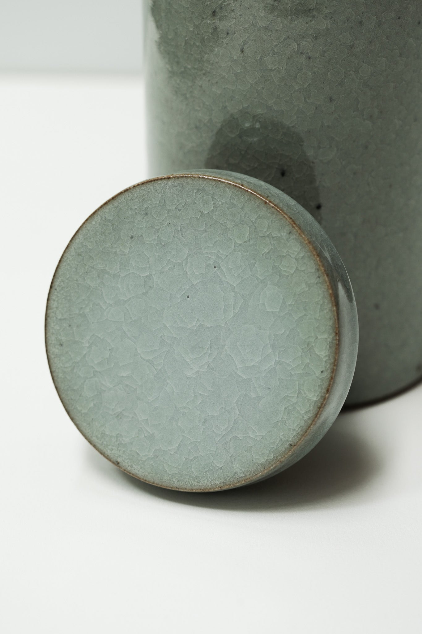 Florian Gadsby: Tall Cylindrical Lidded Jar