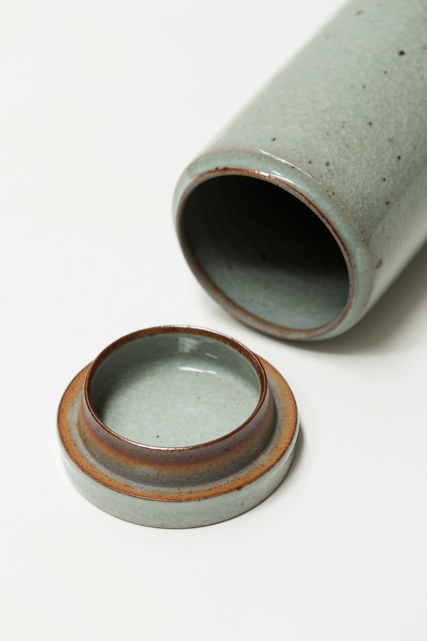 Florian Gadsby: Tall Cylindrical Lidded Jar