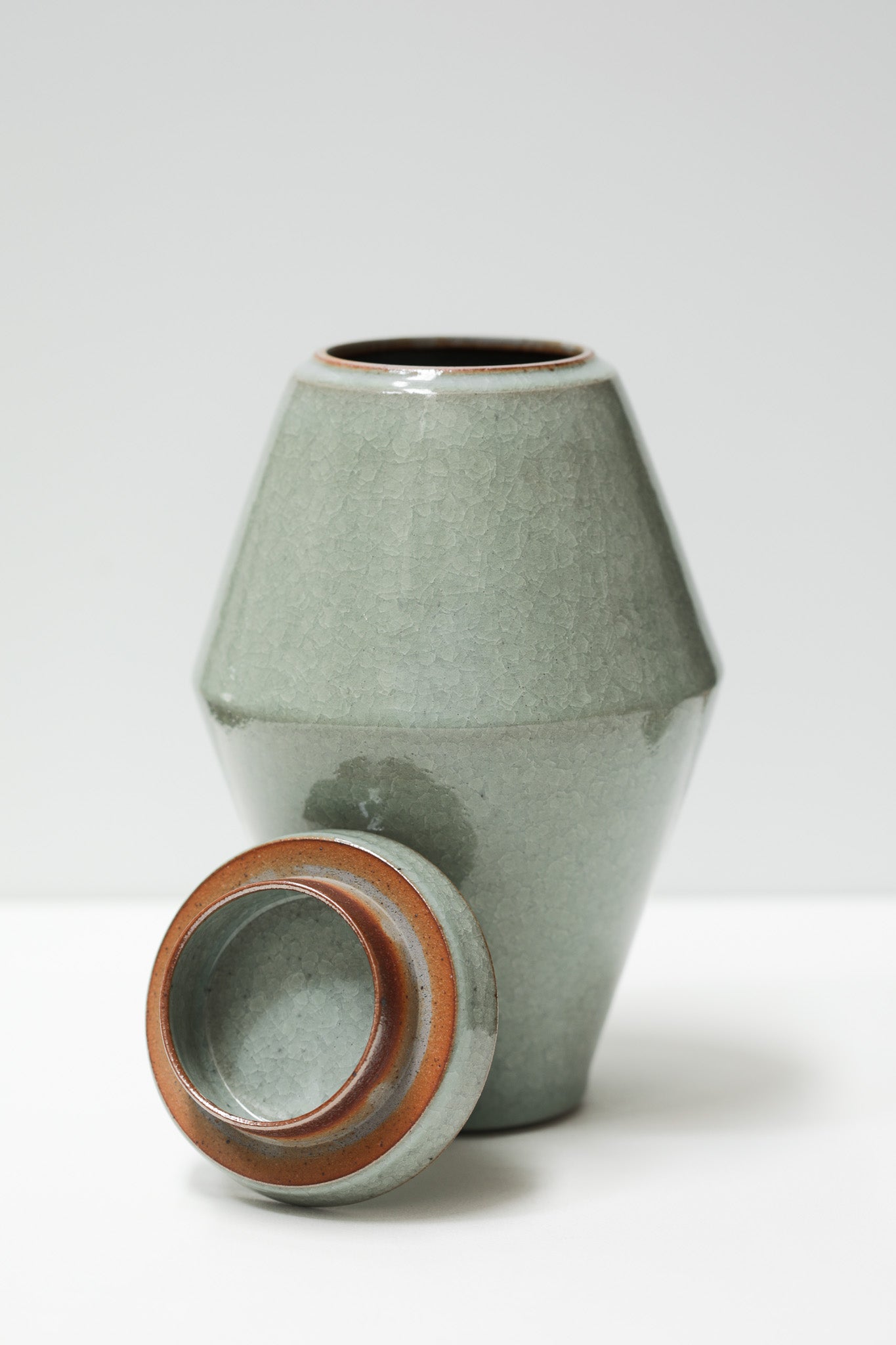 Florian Gadsby: Angular Lidded Urn