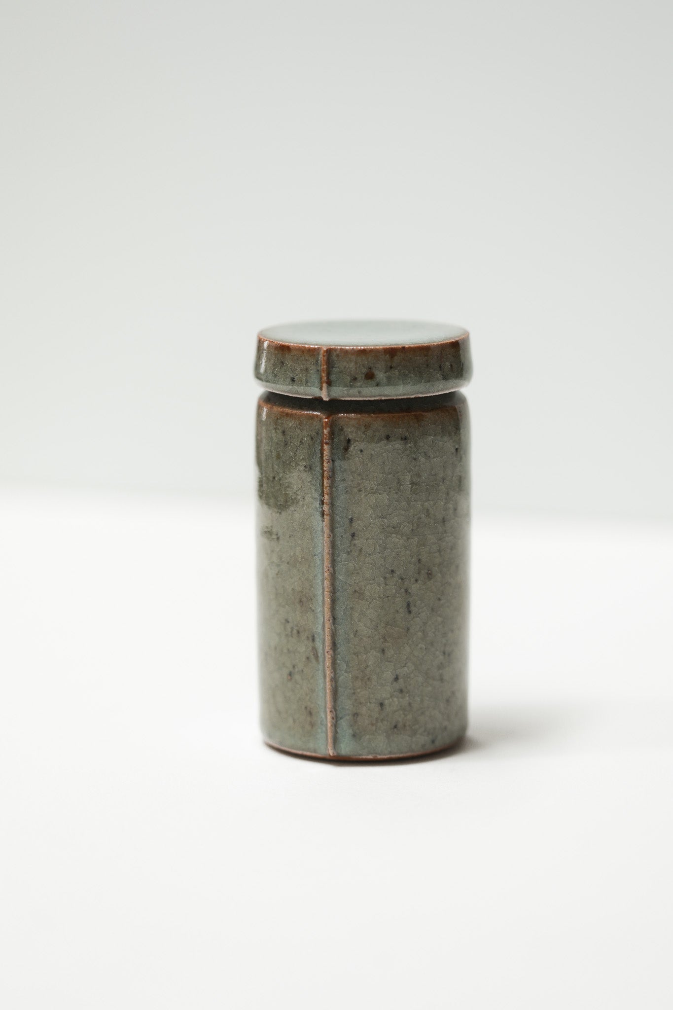 Florian Gadsby: Small Lined Lidded Jar