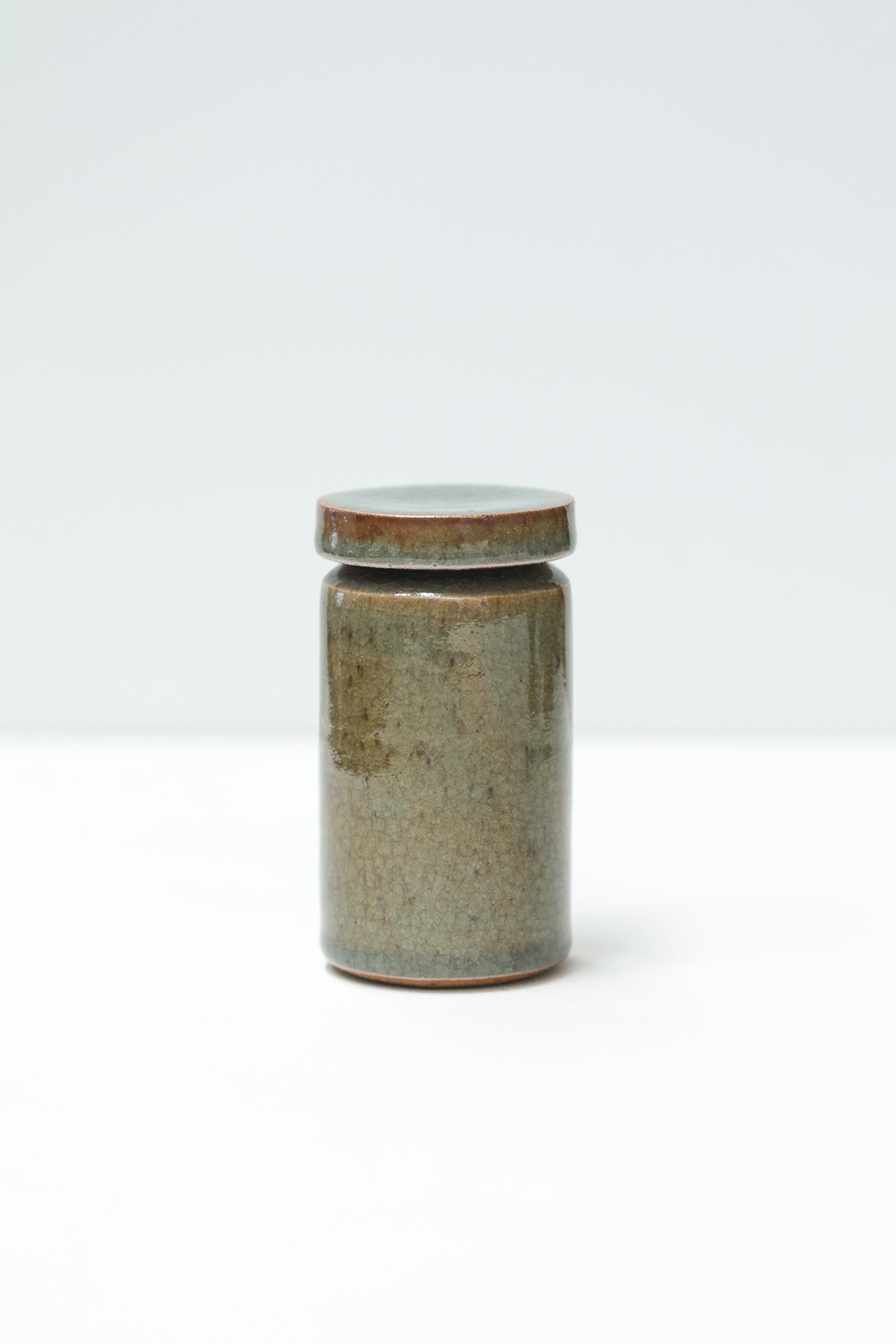 Florian Gadsby: Small Cylindrical Lidded Jar