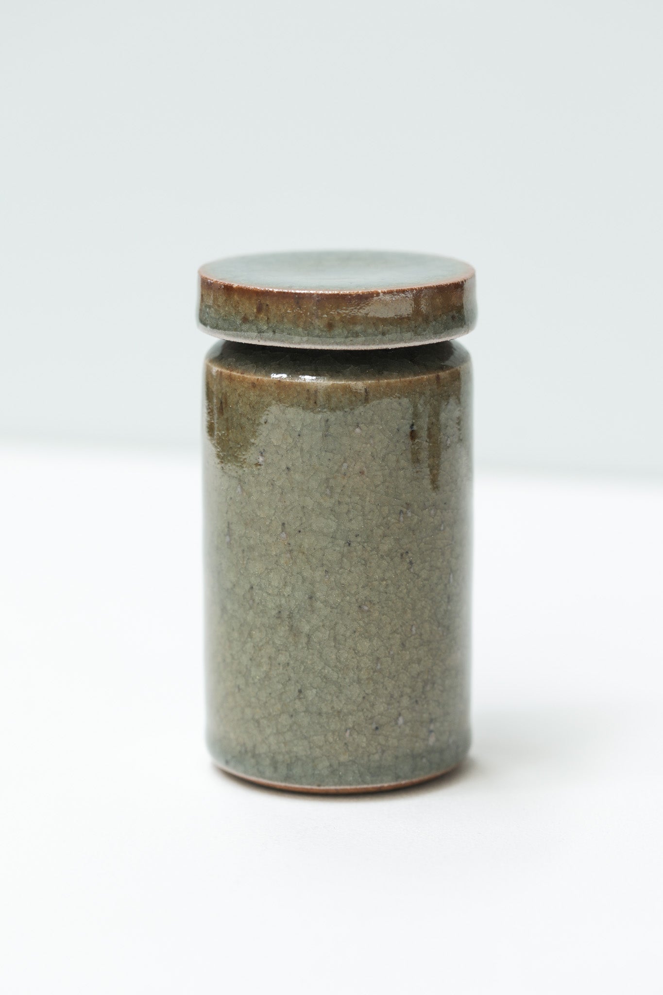 Florian Gadsby: Small Cylindrical Lidded Jar