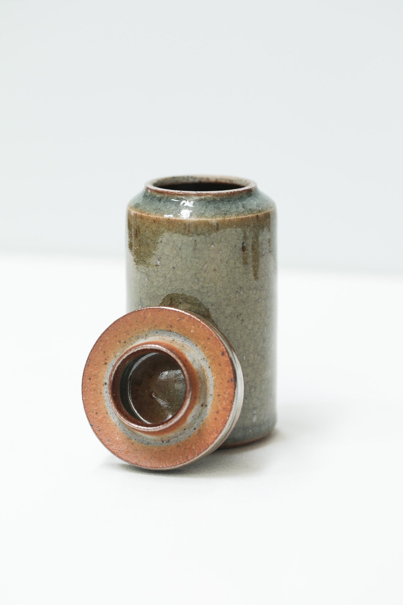 Florian Gadsby: Small Cylindrical Lidded Jar