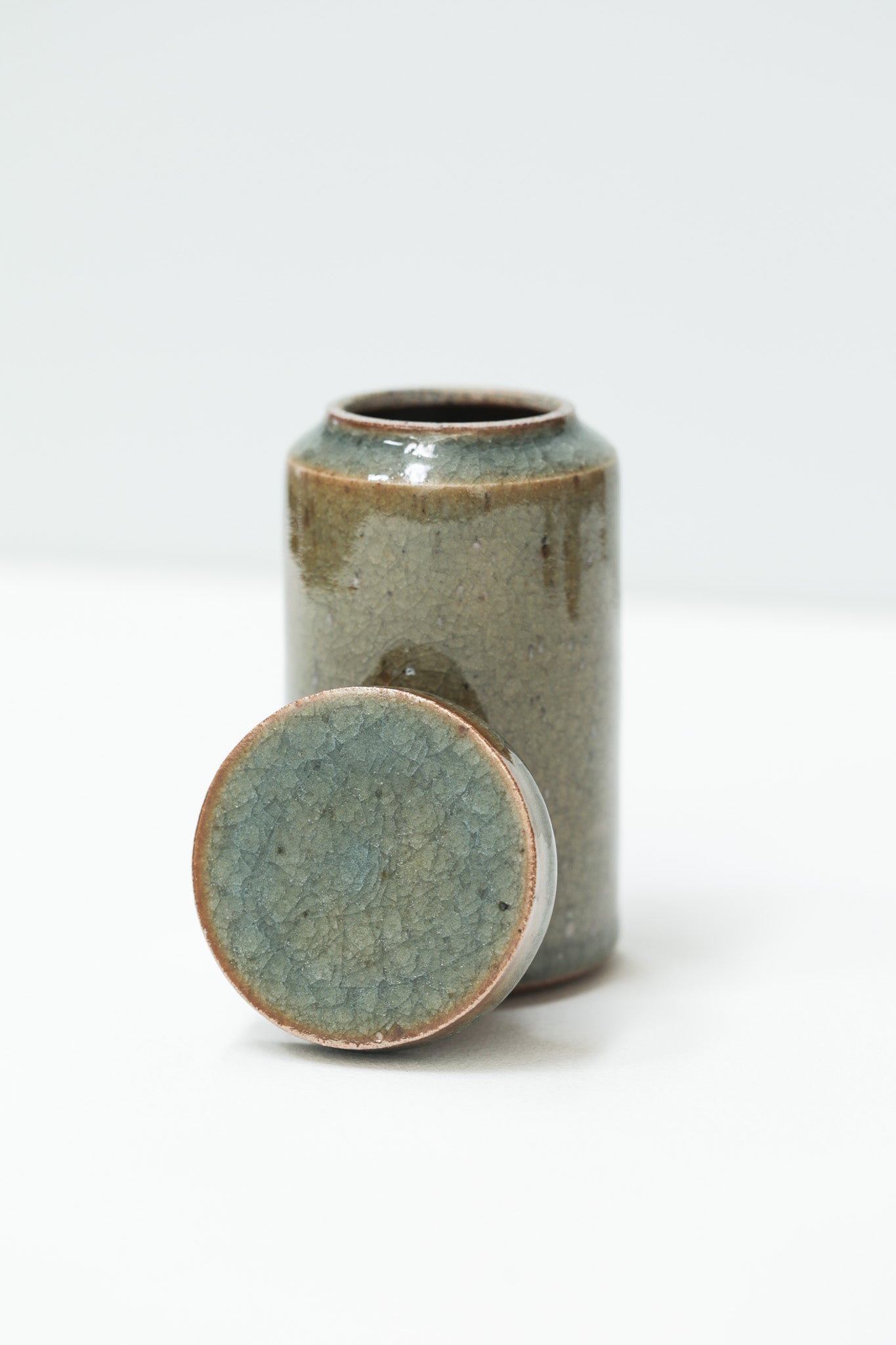 Florian Gadsby: Small Cylindrical Lidded Jar