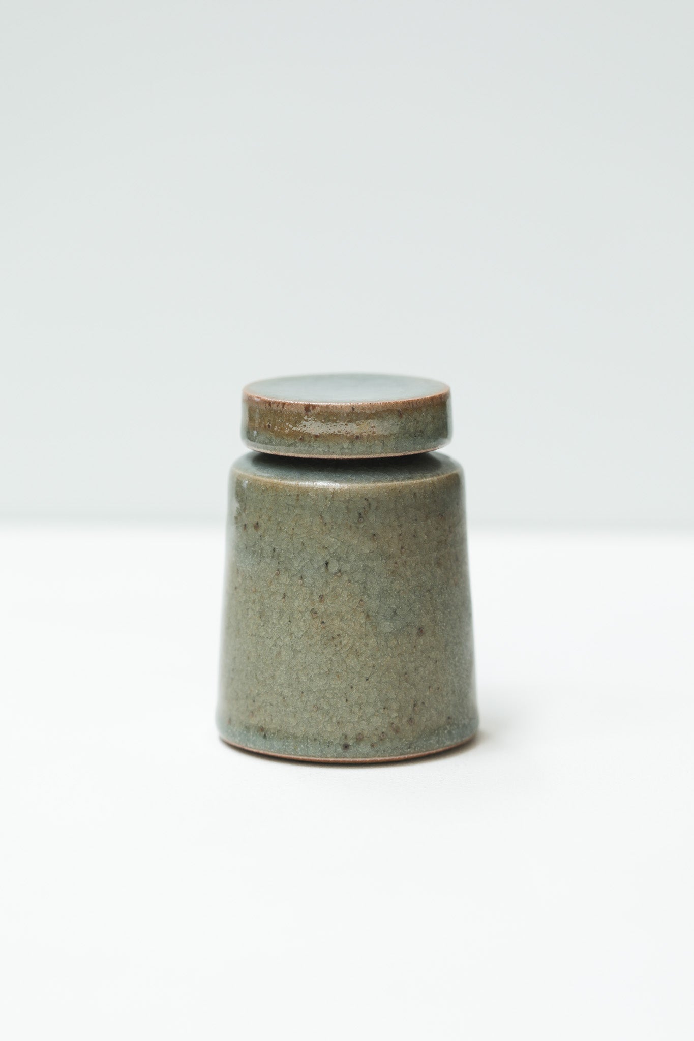 Florian Gadsby: Small Narrow lidded Jar