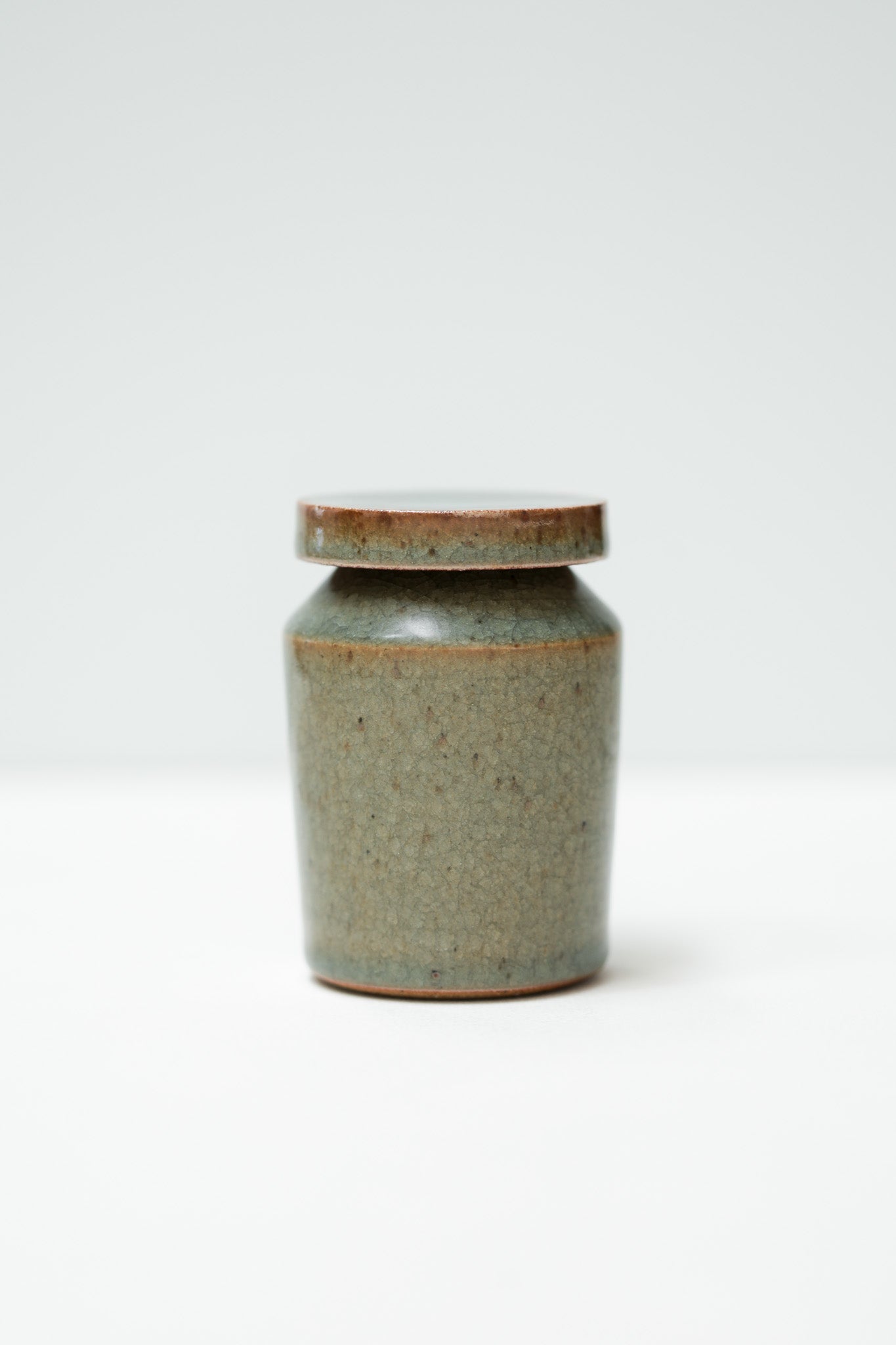 Florian Gadsby: Small Tapering Lidded Jar