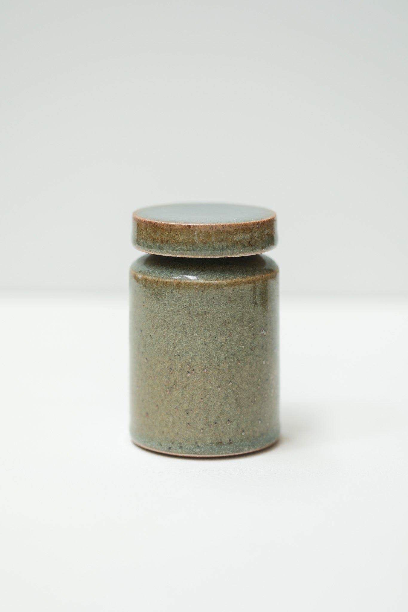 Florian Gadsby: Small Cylindrical Lidded Jar