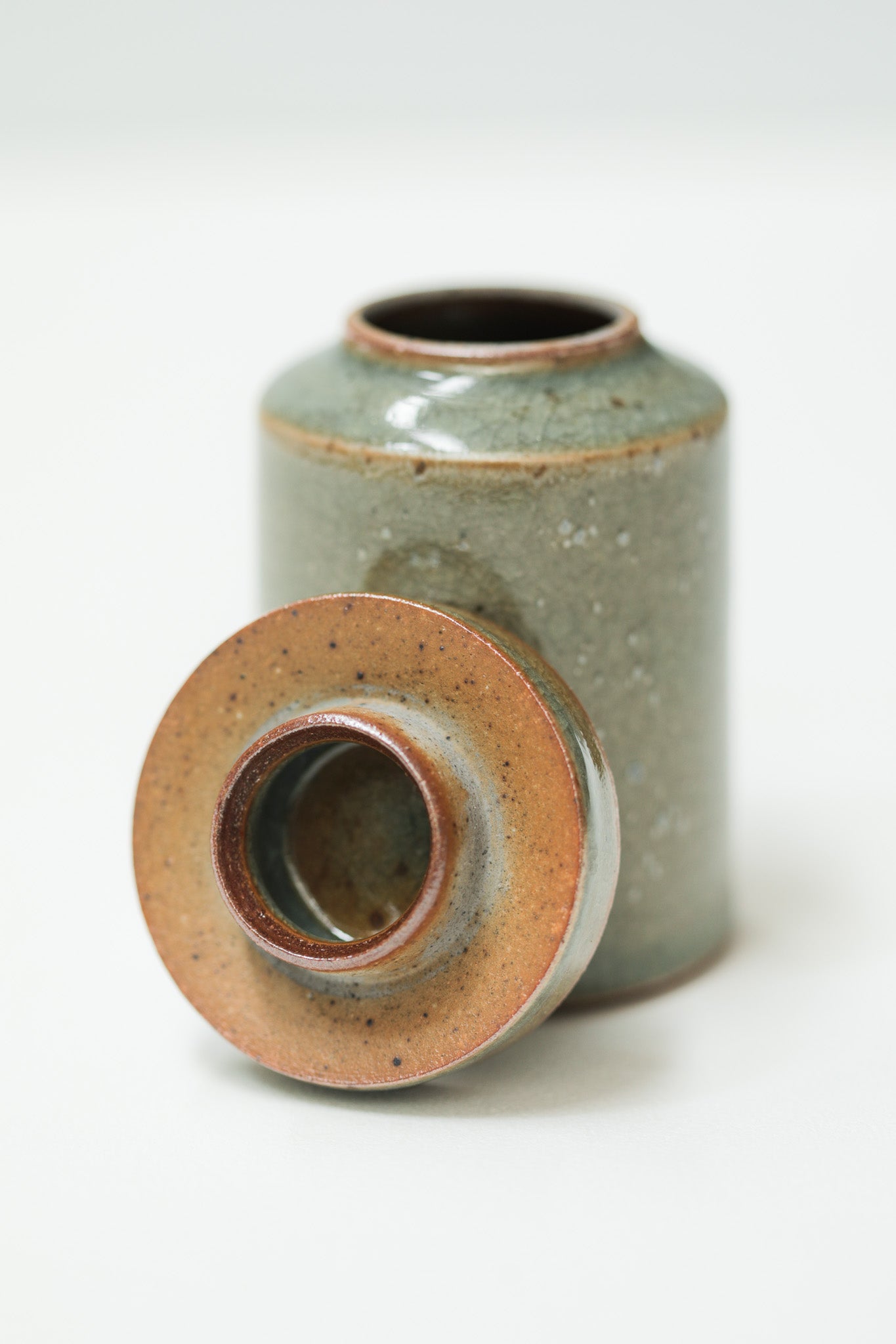 Florian Gadsby: Small Cylindrical Lidded Jar