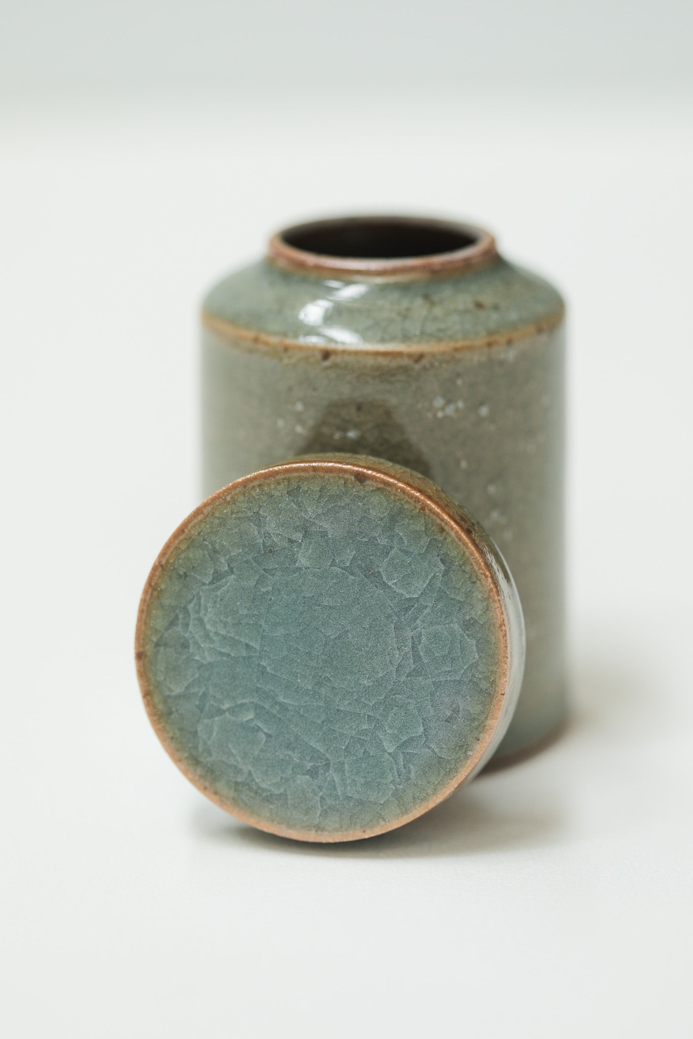Florian Gadsby: Small Cylindrical Lidded Jar