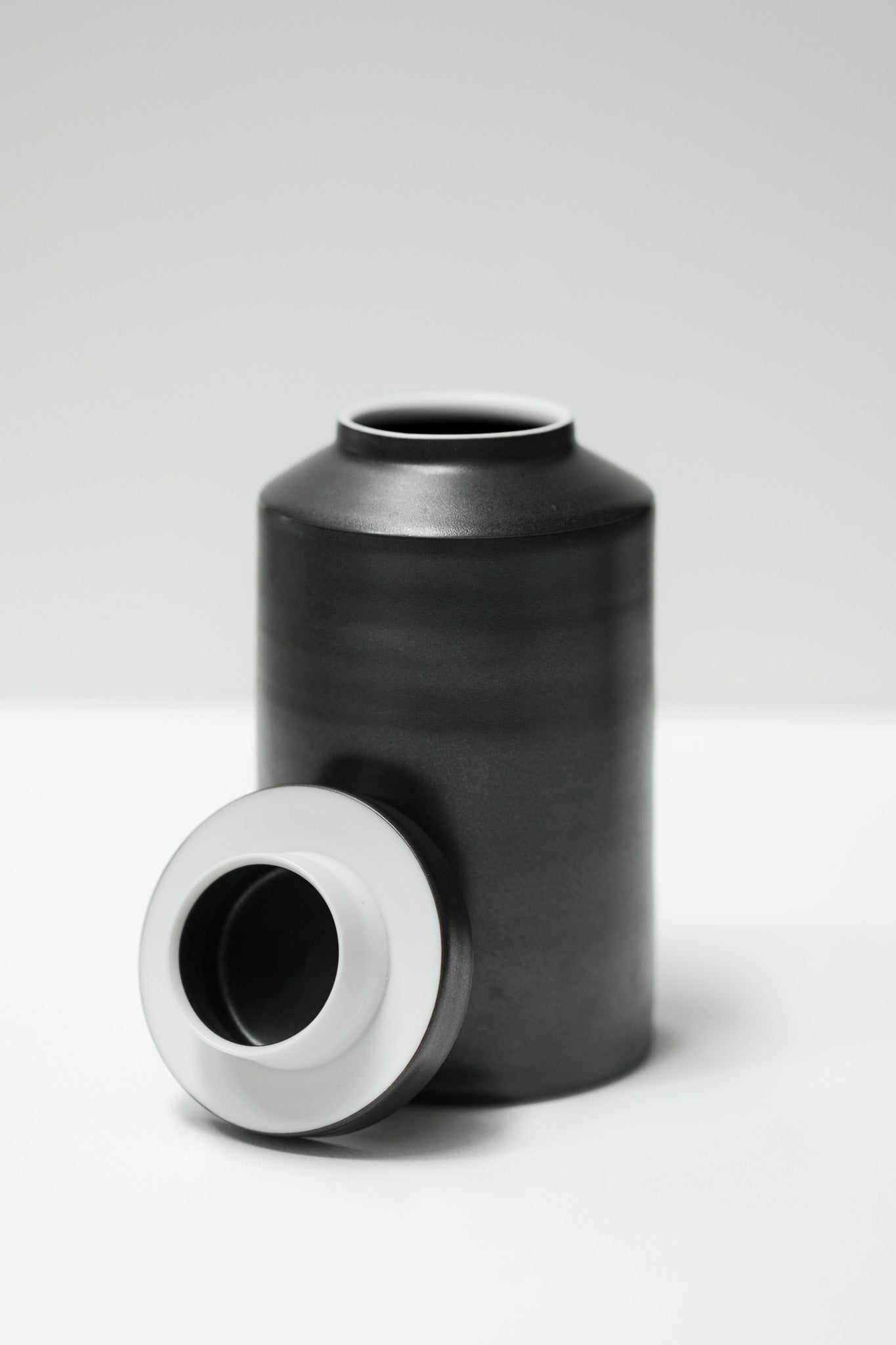 Florian Gadsby: Cylindrical Lidded Jar